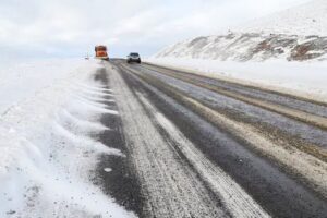 نمک‌پاشی محورهای خمین و ساوه توسط راهداران برای جلوگیری از یخ‌زدگی