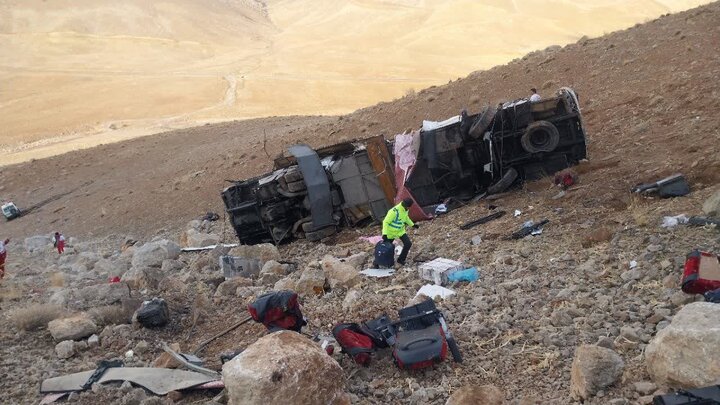 واژگونی اتوبوس تهران–یاسوج در گردنه «ایلان‌دره»؛تعدادمصدومان ۱۵ نفرشد