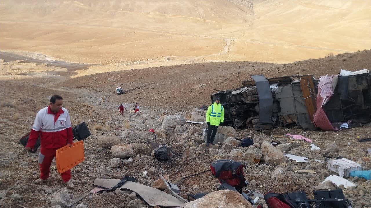 واژگونی اتوبوس تهران–یاسوج در گردنه «ایلان‌دره»؛ ۳ فوتی و ۱۵ مصدوم