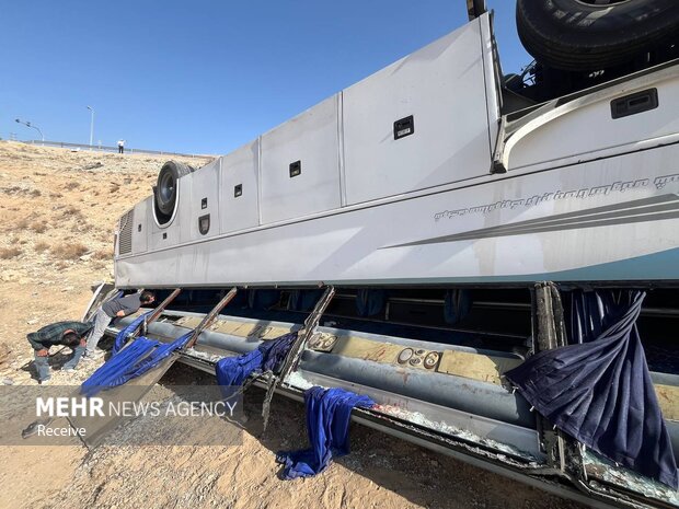 واژگونی اتوبوس در محور یاسوج-سمیرم؛ ۳ کشته و ۱۳ مصدوم