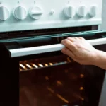 چرا باید فر را پیش از پخت گرم کنیم؟ / راز خوش‌طعم شدن غذا‌ها