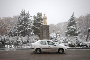 کاهش دید در گردنه گدوک فیروزکوه بر اثر برف و کولاک
