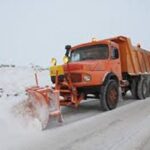 گردنه خسروآباد در محور ستقر به همدان زیر تیغ برف‌روبی