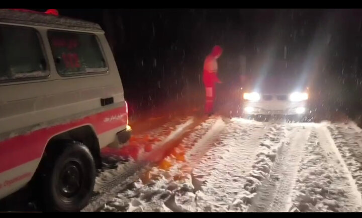 گردنه مایین بلاغ همچنان درگیر بارش برف است