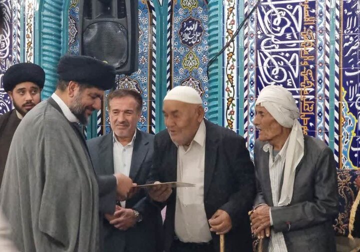 آئین تجلیل از ۲ پدر شهید در گناوه برگزار شد