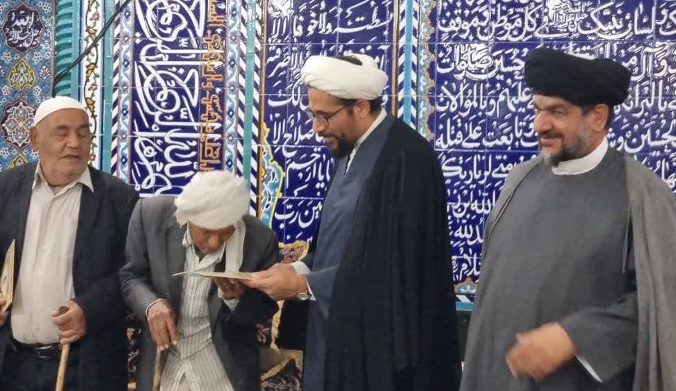 آئین تجلیل از ۲ پدر شهید در گناوه برگزار شد ۲ پدر شهید در گناوه تجلیل شدند