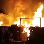 آتش‌سوزی انبار مواد لبنی آمل تحت کنترل است؛ آماده‌باش شهرداری‌های معین