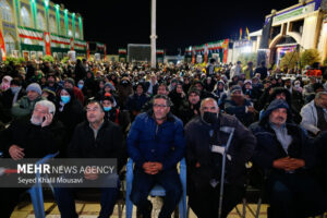 احترام نظامی زائران حاج قاسم به پرچم ایران در ساعت شهادت سردار