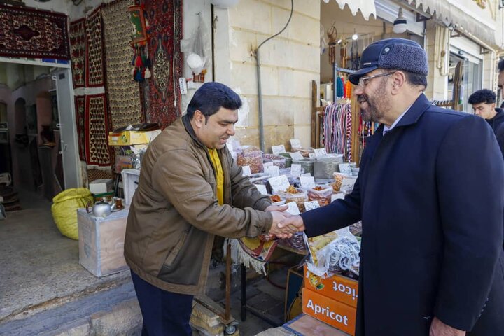 استاندار فارس پای صحبتهای کسبه و بازاریان شیراز نشست استاندار فارس پای صحبتهای کسبه و بازاریان شیراز نشست