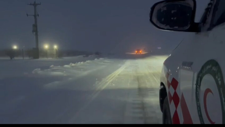 امدادرسانی به مسافران و خودروهای گرفتار در کولاک در اشنویه و تمرچین