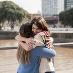 اگر احساس می‌کنید به یک آغوش نیاز دارید بخوانید