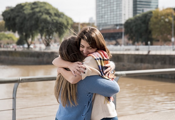 اگر احساس می‌کنید به یک آغوش نیاز دارید بخوانید