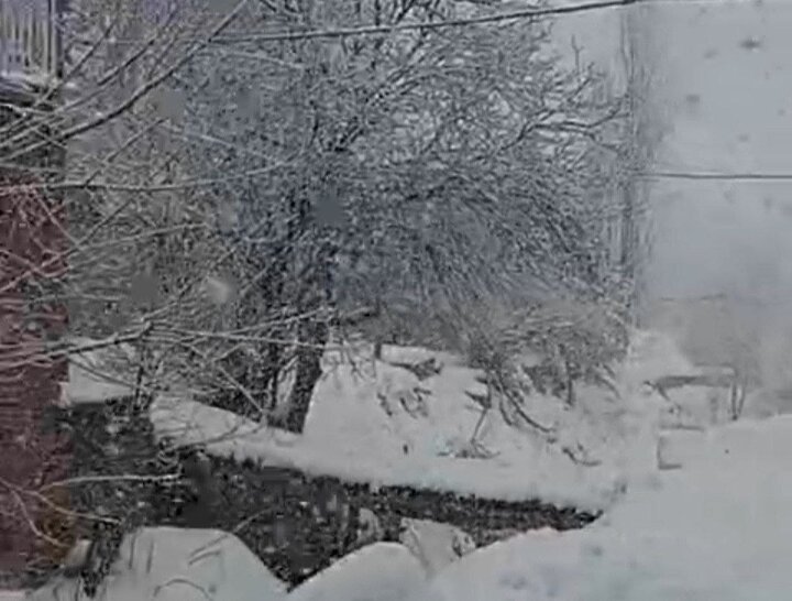 بارش برف در روستای بلچه‌سور مریوان