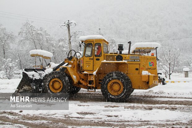 بارش ۳۰‌ سانتی برف در گردنه‌ حیران؛ محور آستارا-اردبیل باز است
