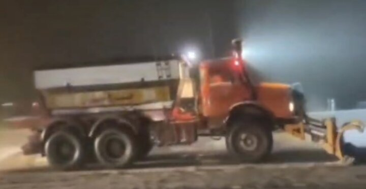 برف‌روبی شبانه در محورهای مواصلاتی آذربایجان غربی