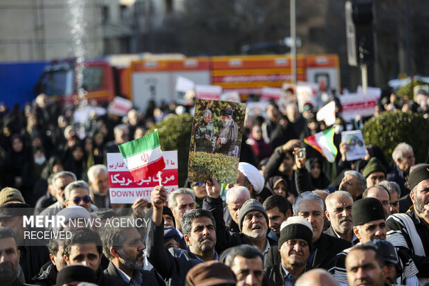 تجمع مردم نایین؛ تاپای جان برای ایران
