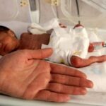 ترخیص نوزاد ۷۰۰ گرمی پس از ۴۸ روز تلاش شبانه‌روزی کادر درمان