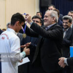 دانش‌آموز قهرمان جهان مدالش را وقف مدرسه‌سازی کرد