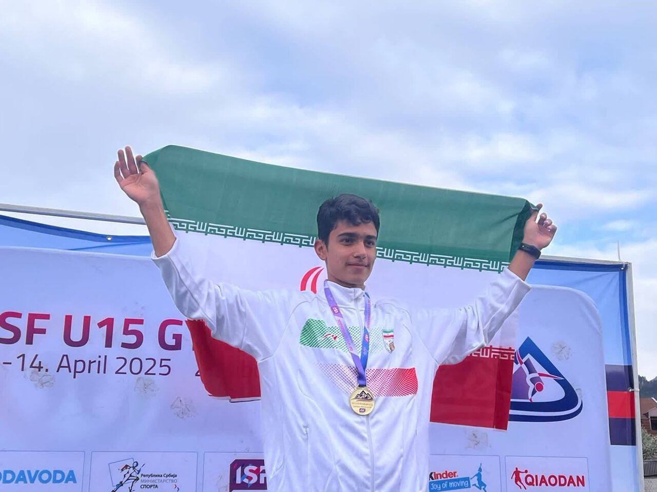 دانش‌آموز قهرمان جهان مدالش را وقف مدرسه‌سازی کرد