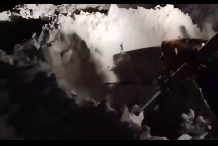 دفن خودروی پاترول زیر بهمن در گردنه ژالانه؛نجات سرنشینان بدون تلفات