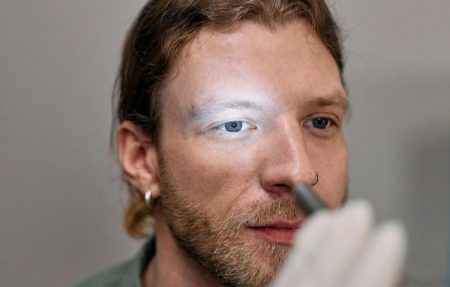 تغییرات در موقعیت پلک‌ها, علت پرش پلک چشم