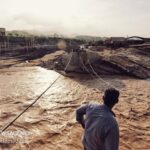 نجات بانوی ۷۵ ساله جاسکی در گل و لای سیل