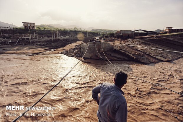 نجات بانوی ۷۵ ساله جاسکی در گل و لای سیل