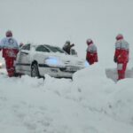 نجات ۴۰ نفر گرفتار در برف و کولاک جاده ائل‌یولی بستان‌آباد