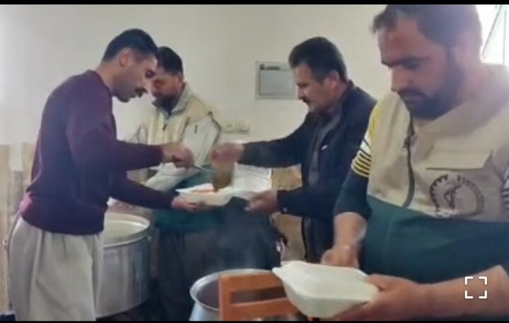 پخت و توزیع ۵۰۰ پرس غذای گرم ویژه میلاد امام علی(ع) در روستای کروندان