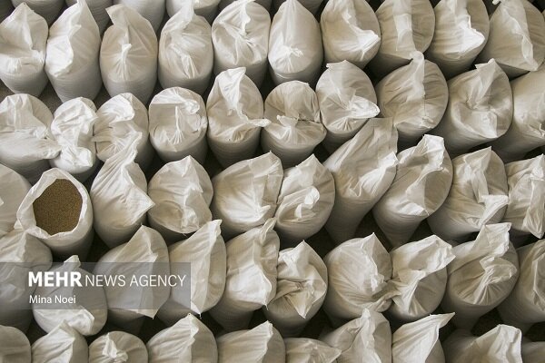 ۱۵ تن نهاده‌های دامی قاچاق در فلاورجان کشف شد