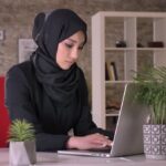 اثر دورکاری بر روان زنان: مرز باریک میان راحتی و انزوا