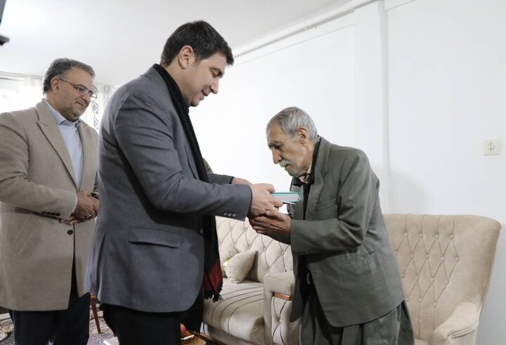 استاندار کردستان با خانواده شهدای بمباران ۲۸ دی سنندج دیدار کرد