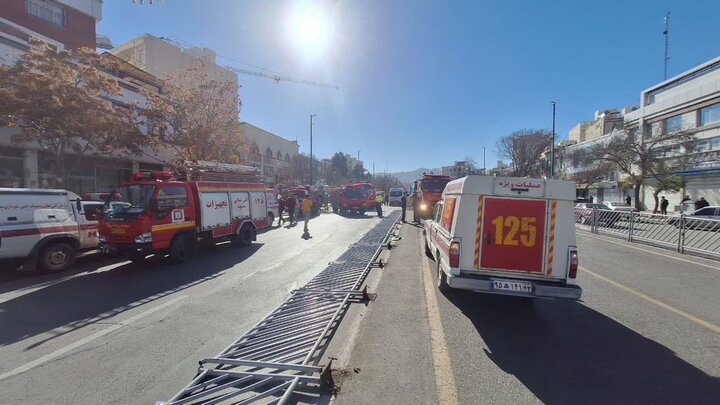 استقرار خودروها و موتورهای آتش نشانی مشهد در مسیرهای راهپیمایی ۲۲ بهمن