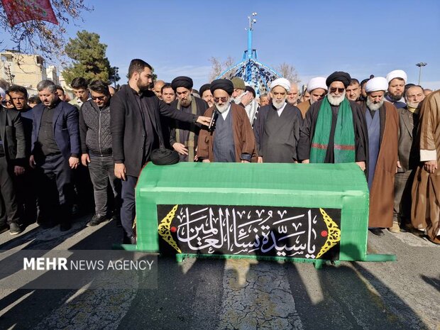 اقامه نماز بر پیکر آیت الله محمودی گلپایگانی