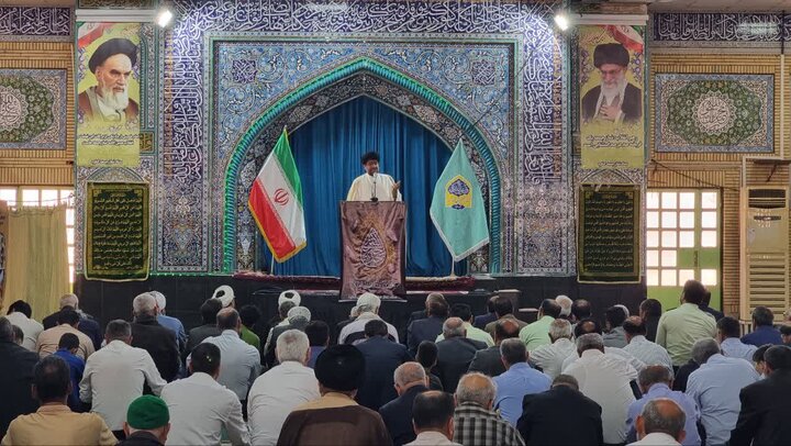 امام جمعه گناوه: ایران اسلامی از خطوط قرمز خود عقب نشینی نخواهد کرد