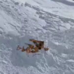 امدادرسانی به ۳۰ خودرو پس از ریزش بهمن در الیگودرز