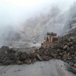 انسداد آزادراه قزوین-رشت به علت ریزش کوه