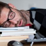 اگر اهمال کارید خودتان را سرزنش نکنید؛ این یک سیگنال از مغز شماست/ راهکار مبارزه با اهمال کاری