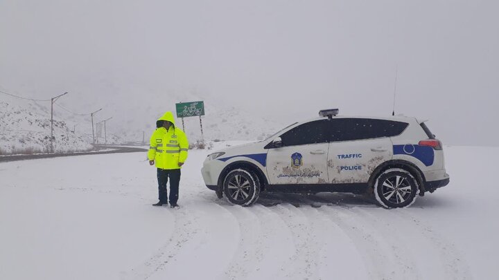 بارش برف برخی محورهای مواصلاتی استان زنجان را مسدود کرد