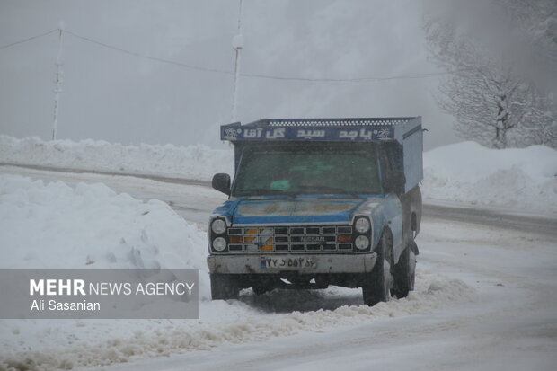 بارش برف در فریدونشهر و بویین‌میاندشت؛ پرهیز از سفرهای غیرضروری