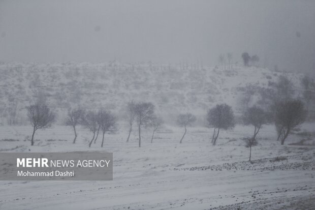 بازگشایی محور شاهرود آزادشهر پس از انسداد ناشی از برف و کولاک