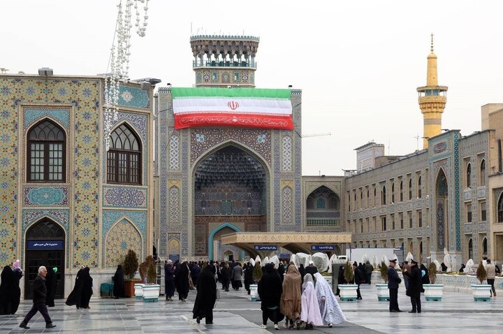 برافراشته شدن پرچم ایران اسلامی و تبلور هویت ملی در صحن و سرای رضوی