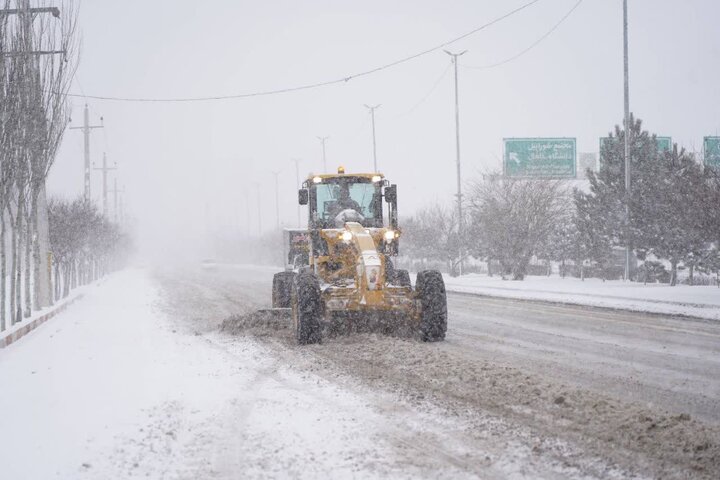 برف روبی ۸۰۰ کیلومتر جاده های سرخه و مهدیشهر 