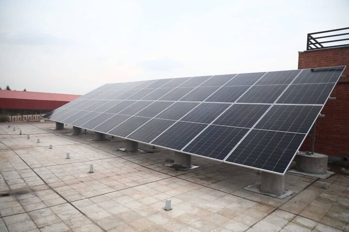 بهره‌برداری همزمان از نیروگاه‌های خورشیدی ادارات قم با ظرفیت یک مگاوات