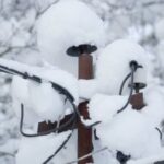 تلاش برای وصل برق شهر الیگودرز بعد از بارش سنگین برف