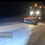 تلاش راهداران سقز برای برفروبی محورهای مواصلاتی