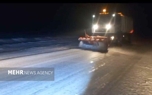 تلاش راهداران سقز برای برفروبی محورهای مواصلاتی