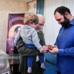 حضور رئیس مجلس در منزل شهید فرج‌الله شوشتری