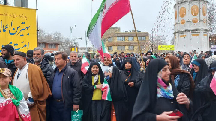 خروش مردم دیار علویان در فجر پیروزی‌