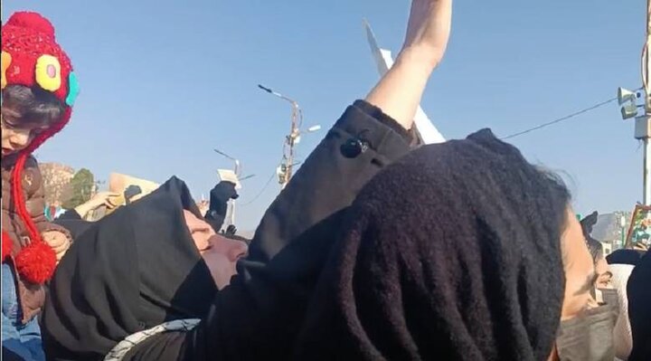 داشت برایش خواهری می‌کرد